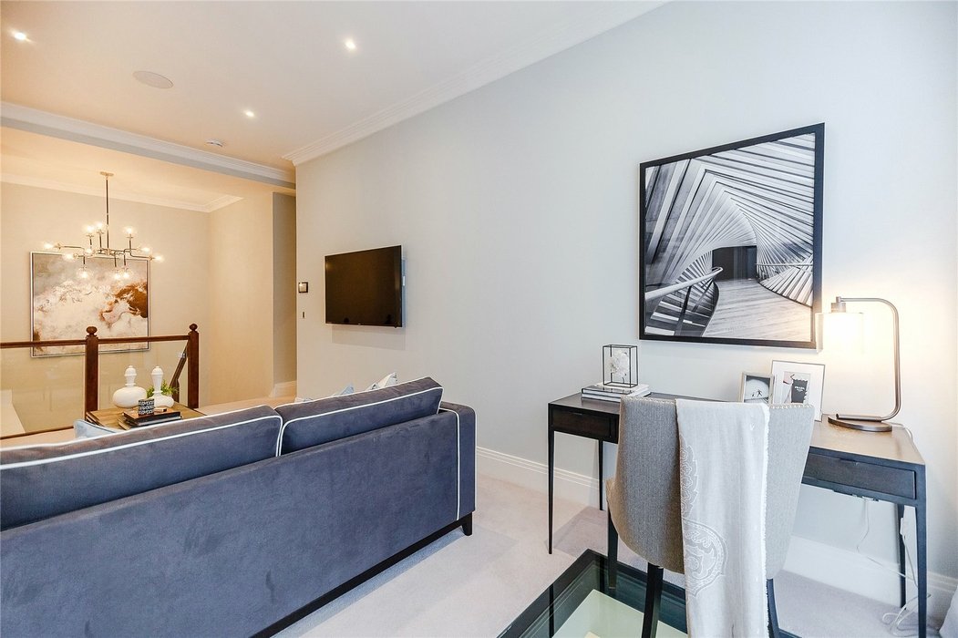 2 bedroom Flat to let in London - Image 3