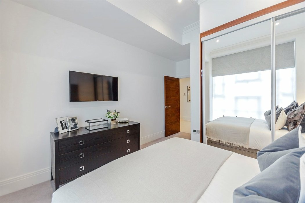 2 bedroom Flat to let in London - Image 14