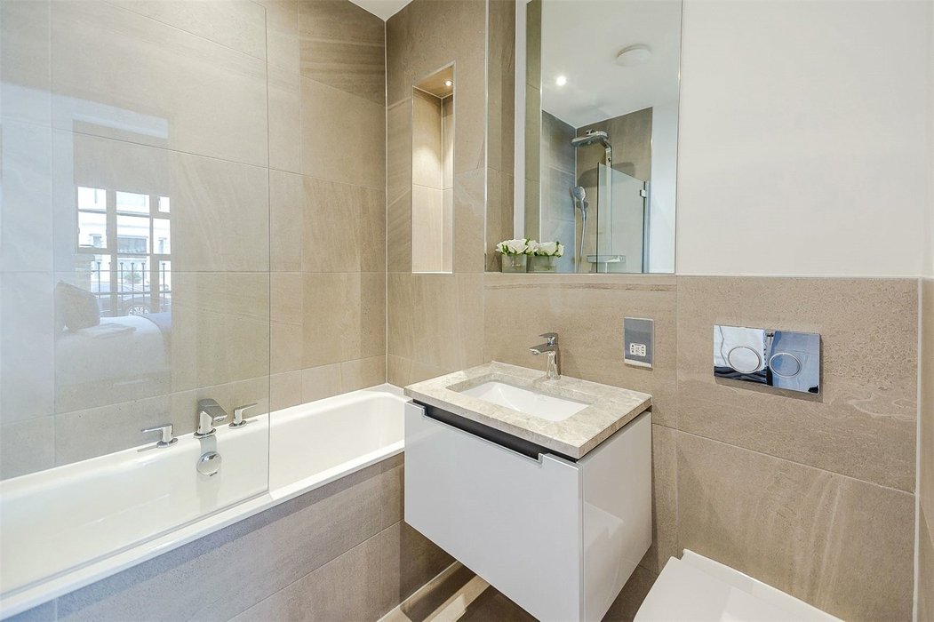 2 bedroom Flat to let in London - Image 20