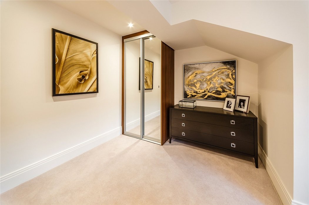 2 bedroom Flat to let in London - Image 10