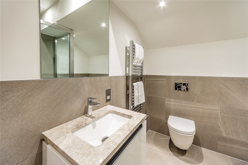 2 bedroom Flat to let in London - Image 15