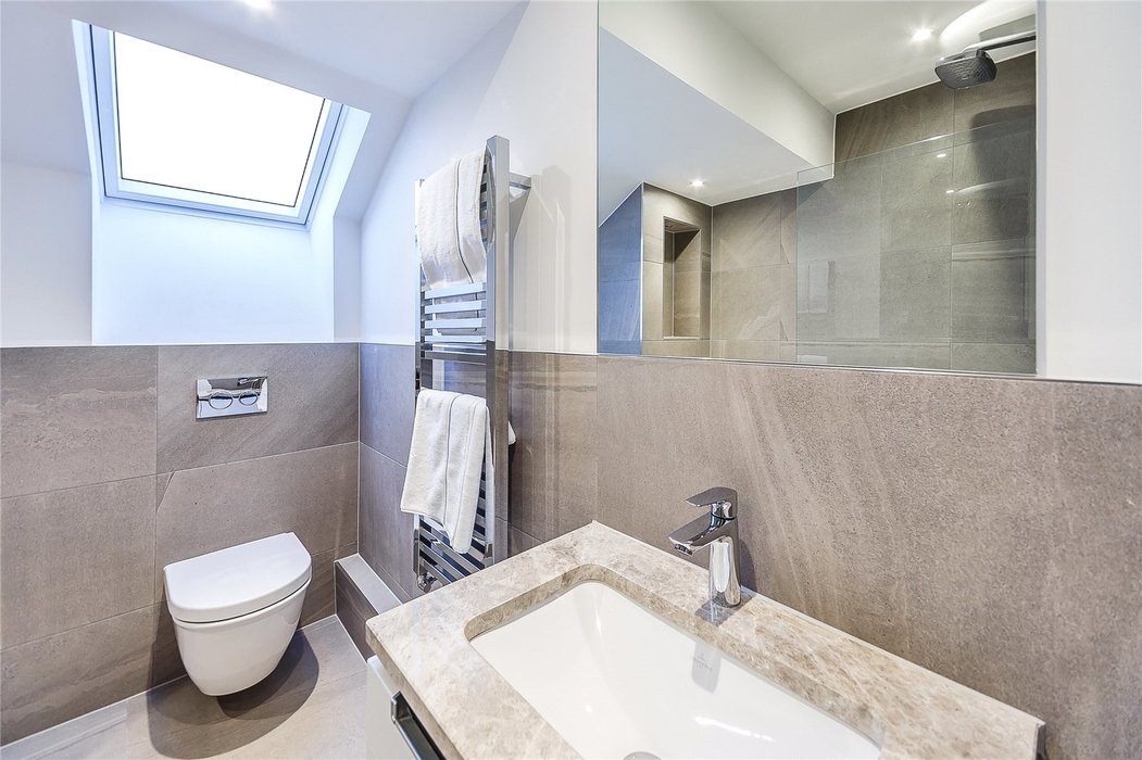 2 bedroom Flat to let in London - Image 17